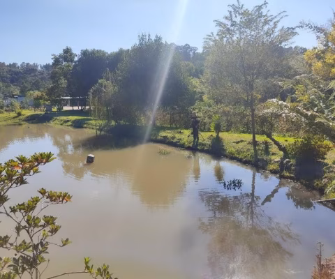 Linda chácara à venda em Fazenda Souza com Plantação de Moranguinho