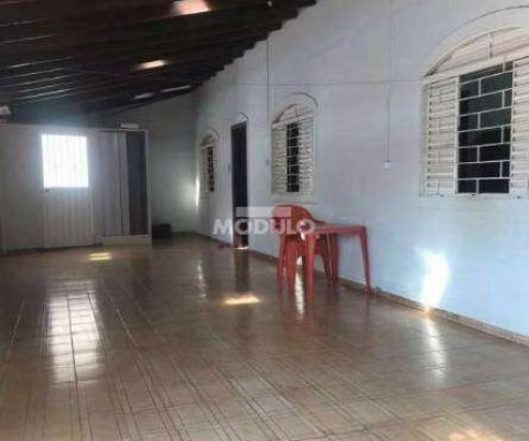 CASA COMERCIAL / RESIDENCIAL à venda, 3 quartos, 1 suíte, 2 vagas, Segismundo Pereira - Uberlândia/MG