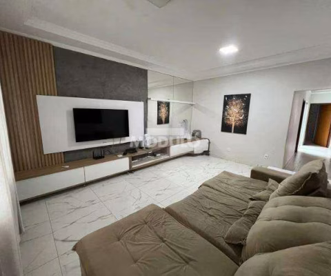 CASA RESIDENCIAL à venda, 3 quartos, 1 suíte, 2 vagas, ALTO UMUARAMA - Uberlândia/MG