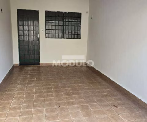 Casa residencial para locação, bairro Brasil com 2 quartos