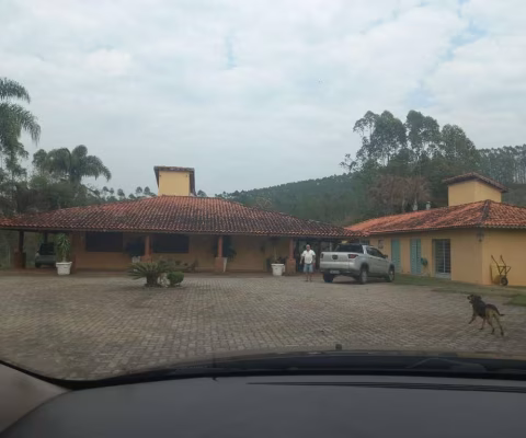 Sítio 9,8 Alqueires, Aproveitamento de 7 Alqueires, Ótima Topografia, Rica em Água, Casa Sede com Área de Lazer, Casa Caseiro, Curral, Pomar, Capela