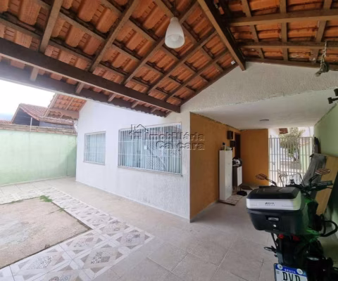 Casa com piscina no Jardim Real, á 400 metros da praia, com 02 dormitórios!!