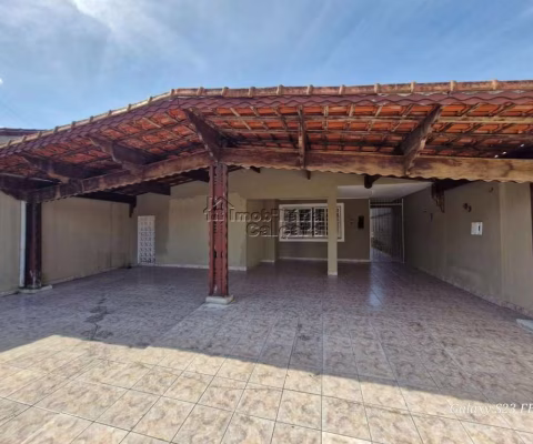 Casa com 02 dormitórtiros, isolada no Jardim Imperador á 200 metros da praia!!!