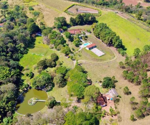 Sitio com 44 mil m² a venda, 4 báias, lago, campo, pomar, pasto, horta, ótima localização