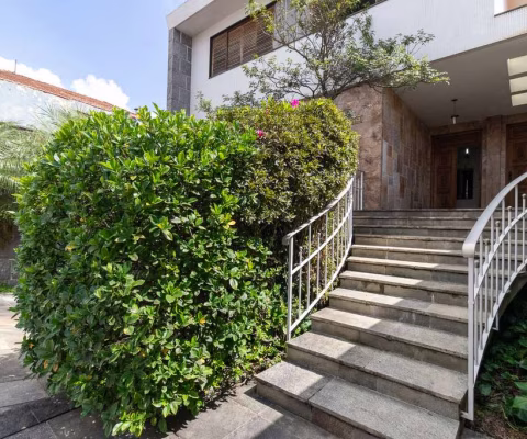 Elegante casa tipo para venda com 3 quartos, sendo 3 suítes, 382m²