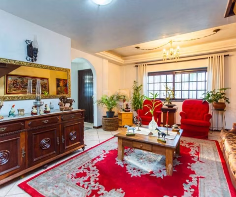 Sobrado no Bairro Cristal - Oportunidade Única!&lt;BR&gt;&lt;BR&gt;Vende-se sobrado de luxo, localizado no bairro Cristal, com 03 dormitórios, suíte e opção de 4.º dormitório no piso térreo. Este sobr