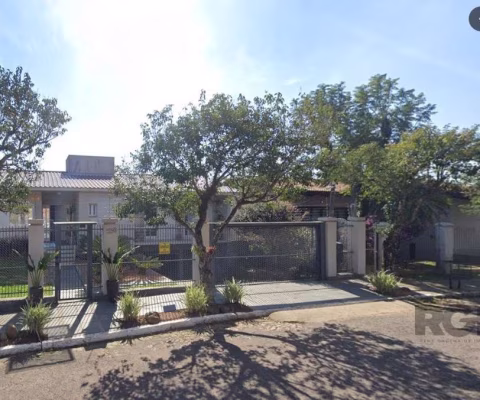 Casa com 3 dormitórios, sendo 2 suítes, lavabo, amplo living, adega, cozinha com móveis planejados, lareira, salão de festas/ espaço gourmet, piscina, garagem para 2 carros , lavanderia e linda vista.