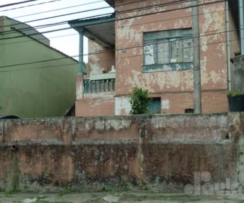 Terreno a venda com 450m², com casa antiga - excelente localização na Vila Bastos em Santo André
