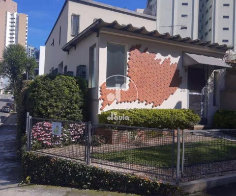 Sobrado à venda no Centro de Santo André-SP: 3 quartos, 1 suíte, 1 sala, 5 banheiros, 3 vagas de garagem, 255m² de área.