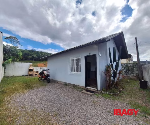 Casa com 2 quartos para alugar na Travessa 02 da rua Mathias schell, 498, Sertão do Maruim, São José