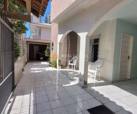 Casa mobiliada com 3 quartos e 3 vagas na Meia Praia