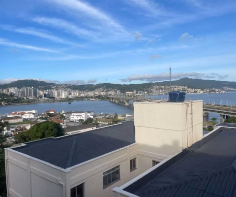 À venda no bairro Estreito! 2 Quartos, Dependência de empregada, vista Mar e 2 vagas de garagem.