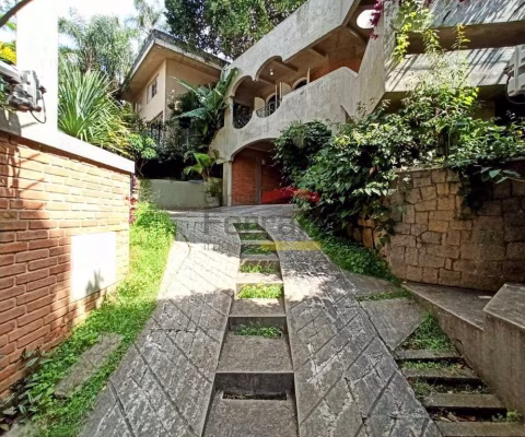 Locação Alto Padrão - Casa Assobradada Imponente no Pé da Serra | 446m² de Sofisticação!