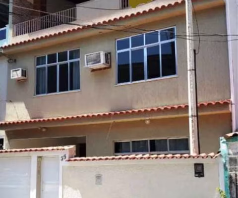 Ótima Casa Tríplex 3 Qts e Terraço Coberto no Camorim