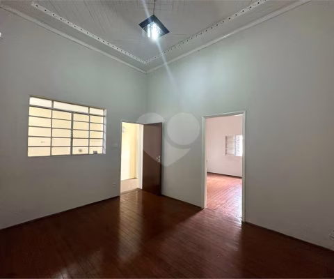 Casa com 3 quartos para locação em Centro - SP