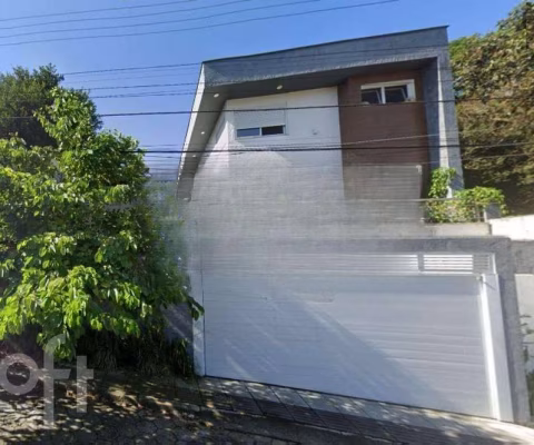 Casa à venda em Agronômica com 230 m², 4 quartos,
