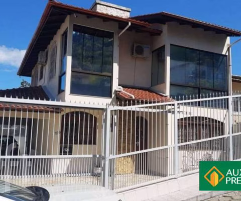 Casa à venda em Trindade com 256 m², 3 quartos, 1