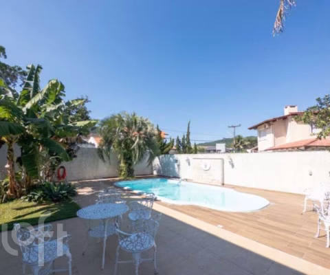 Casa à venda em Itacorubi com 320 m², 4 quartos, 1