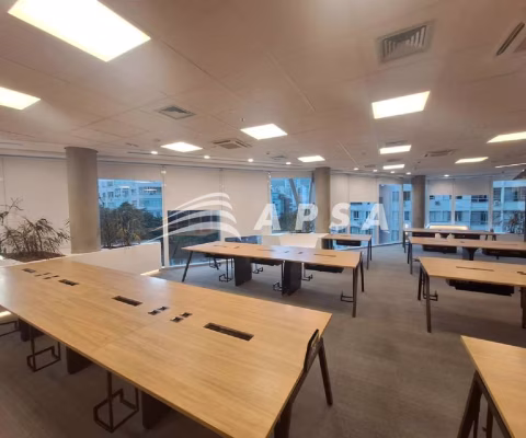 NO CORAÇÃO PULSANTE DO LEBLON, NA ICÔNICA ATAULFO DE PAIVA, UM ANDAR COMERCIAL DE 400M² SE DESTACA C