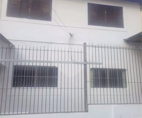 Sobrado em rua fechada ! Muito espaço com segurança !