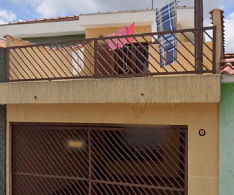 Ótimo sobrado com entrada lateral, sendo 02 dormitórios ( 01 com terraço) armários embutidos, 02 banheiros, sala, cozinha planejada, área de serviço, quintal na lateral e 02 vagas
