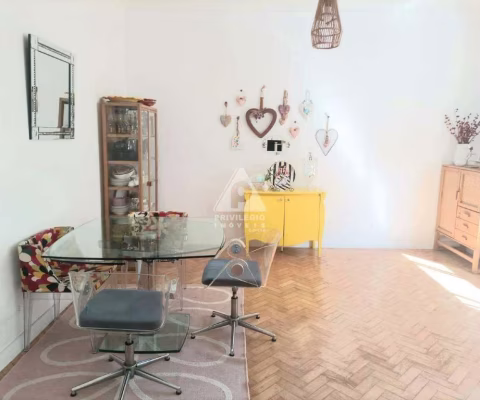 Apartamento de três quartos amplos, claros e arejados e muito silencioso, em rua nobre em Copacabana.