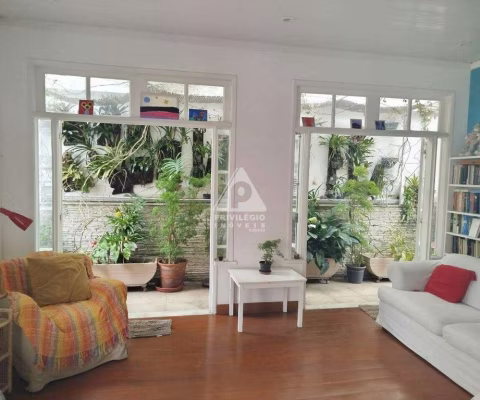 Apartamento duplex de 346m² com varanda e área externa de 03 quartos, 2 suítes e 2 salas amplas no Flamengo/RJ
