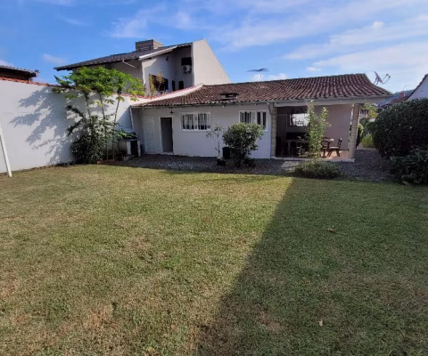 Casa plana com 1 suíte mais 2 quartos à venda no bairro Anita Garibaldi
