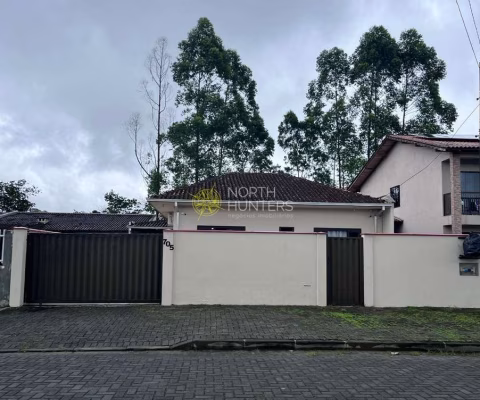 Casa à venda, com piscina.  Espinheiros, Joinville, SC