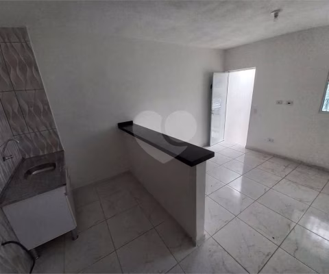 Casa de vila com 2 quartos para locação em Jardim Nadir - SP