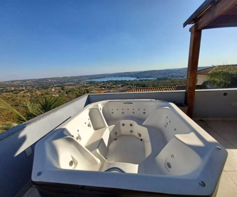 Casa em condomínio com excelente localização e vista privilegiada da cidade e da lagoa central;