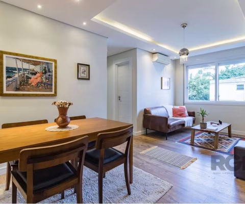 Lindo apartamento de 63 m², finamente decorado e mobiliado, pronto para morar. O imóvel conta com 2 dormitórios espaçosos, bem iluminados, com móveis sob medida e ventilador de teto. Dispõe de 2 banhe
