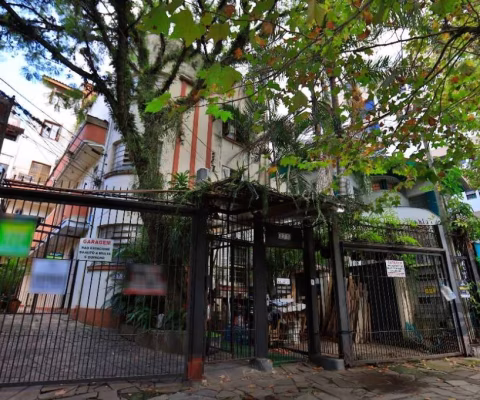 Casa comercial com 14 suítes; copa/ cozinha; salas; lavabo; lavanderia; pátio nos fundos e garagem para 2 carros.&lt;BR&gt;Localizado à poucos metros do HPS; Hospital de Clínicas; Parque Farroupilha(R