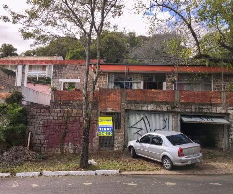 Excelente imóvel na Zona Sul de POA. Ótima localização com linda vista para o lago Guaíba. 2000m² de área de terreno e uma casa de 180m² com 3 dormitórios sendo uma suíte e 4 banheiros, e garagem cobe