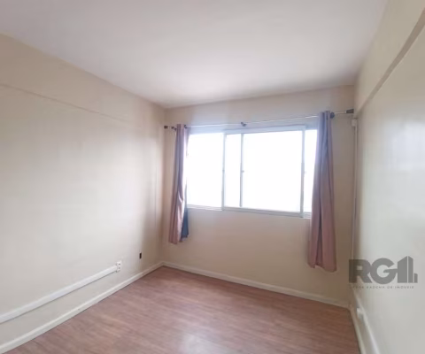 Apartamento de 1 dormitório, 44m² privativos, semi mobiliado, sala, cozinha e área de serviço, bem iluminado e arejado. Moveis no imóvel, moveis da cozinha, armário no banheiro, uma mesa de jantar bas