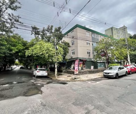 Apto de 01 dormitório, sala, banheiro, cozinha e área de serviço.&lt;BR&gt;O condomínio conta com portaria, proporcionando segurança, e disponibiliza box rotativo para carro. &lt;BR&gt;Localização pri