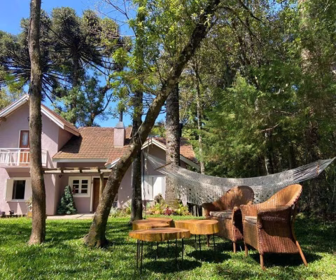 Casa com 2 suítes, lareira, deck, vaga de garagem - 140m² no bairro Laje de Pedra, Canela/RS