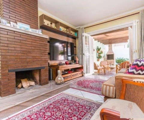 Casa para Venda - 258m², 3 dormitórios, sendo 1 suites, 4 vagas - Teresópolis