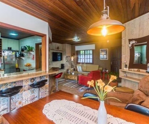 CASA DE 2 DORMITÓRIOS, PISCINA, CHURRASQUEIRA E 2 VAGAS DE GARAGEM NO BAIRRO HÍPICA
