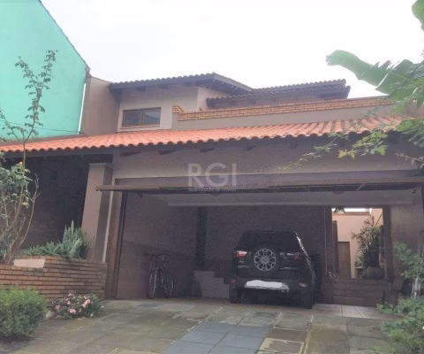 Casa de 270m² - 3 dormitórios, 1 suíte, churrasqueira, pátio e 3 vagas de garagem