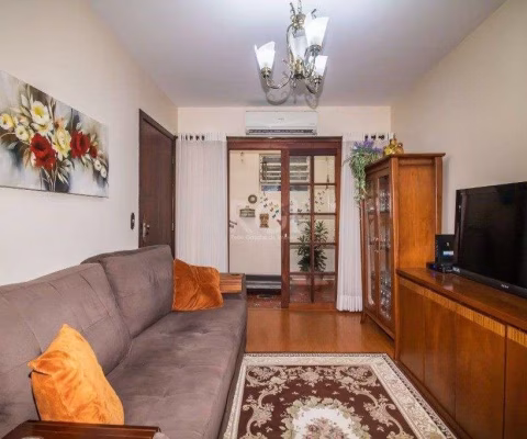 Casa de 289m² - 3 dormitórios, 1 suíte, 4 salas, churrasqueira, pátio e 4 vagas de garagem no bairro Partenon
