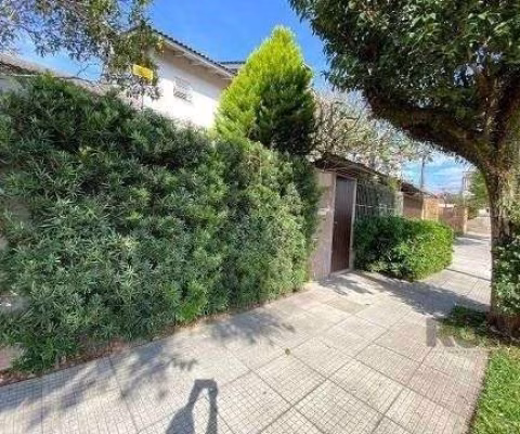Casa 3 dormitórios a uma quadra da avenida Teresópolis e cinco minutos do Bourbon Shopping Teresópolis