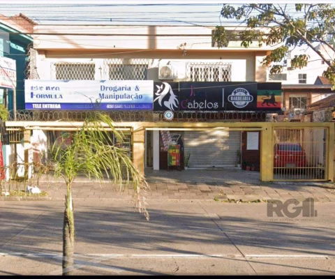 OPORTUNIDADE DE NEGÓCIO!  PONTO COMERCIAL OU RESIDENCIAL,  terreno medindo 13m x 100m, com 02 lojas comercias em frente (atualmente alugadas), nos fundos possui sobrado com 03 dormitórios sendo 01 suí
