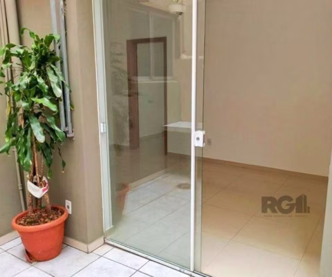 Apartamento GARDEN com dois pátios  privativas,  1 dormitório, sala, cozinha, 1 banheiro   na Av. Getúlio Vargas.