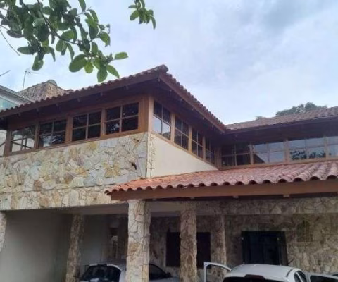 Casa em Porto Alegre, no bairro Vila Nova, com 4 dormitório(s), e 4 banheiros, à venda.