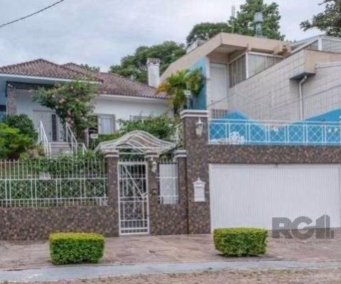 Casa em Porto Alegre, no bairro Vila Assunção, com 3 dormitório(s), e 3 banheiros, à venda.