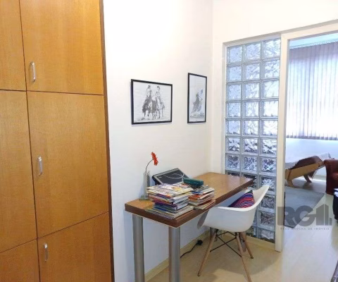 Sala comercial com 20m², andar alto, bem iluminada e ventilada.