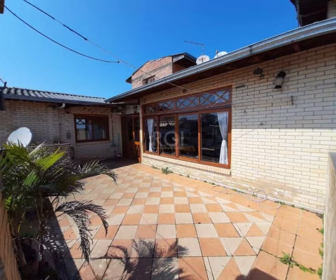 Casa para Venda - 274m², 3 dormitórios, sendo 1 suites, 3 vagas - Guarujá, Porto Alegre
