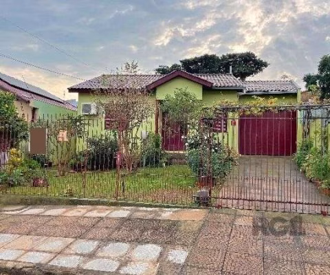 Casa em Porto Alegre, no bairro Ipanema, com 2 dormitório(s), e 2 banheiros, à venda.