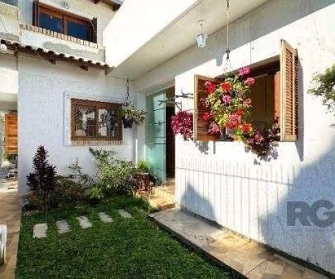 Casa em Porto Alegre, no bairro Espirito Santo, com 3 dormitório(s), e 3 banheiros, à venda.